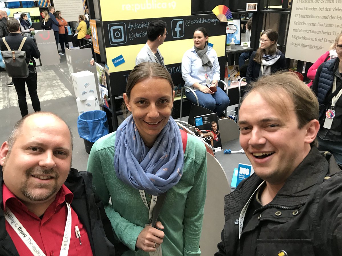 Das neue Team der #onlinekirche auf der #rp19 ... mit <a href="/medientheologe/">Karsten Kopjar</a>, Kristin Daum und <a href="/SeligerRamon/">RamonSeliger</a> ... und #freubier ... mal sehen, was der Abend noch bringt