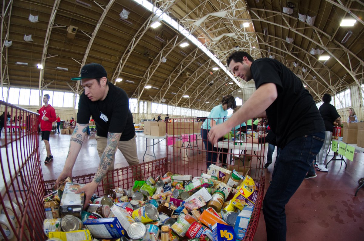 Hexocorp's tweet photo. Vendredi dernier, les employés de HEXO Corp. ont trié 2 000 livres d'aliments dans le cadre du défi @OttawaFoodBank #FoodSortChallenge. Un grand merci et chi-miigwetch à notre ami @deejayndn pour sa participation https://t.co/yIsygGScno