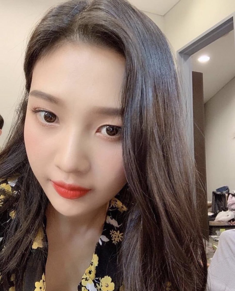 코덕のえみり 韓国ドルメイク あとは二重線に沿って上にラメシャドウを線のように乗せるのも可愛いと思います ウォニョンちゃんがそういうラメの乗せ方をしている日があって いいなー と思いました