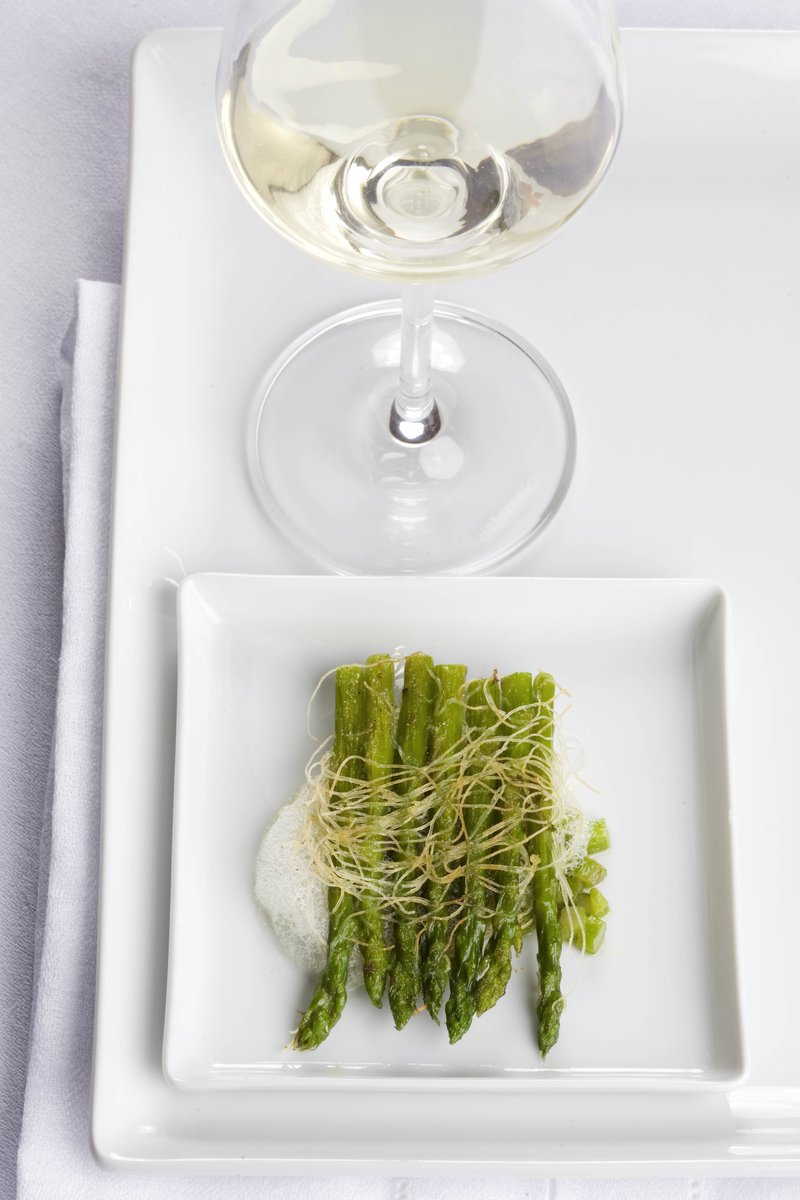 AustrianwineUSA's tweet photo. Did you know that May is officially #Asparagus month??
In Austria, asparagus is called "#spargel" and what better pairing partner than our own #GrünerVeltliner? #SimplyRoasted can quite often be the most satisfying. #asparagusmonth #austrianwine https://t.co/eyE27X4fzt