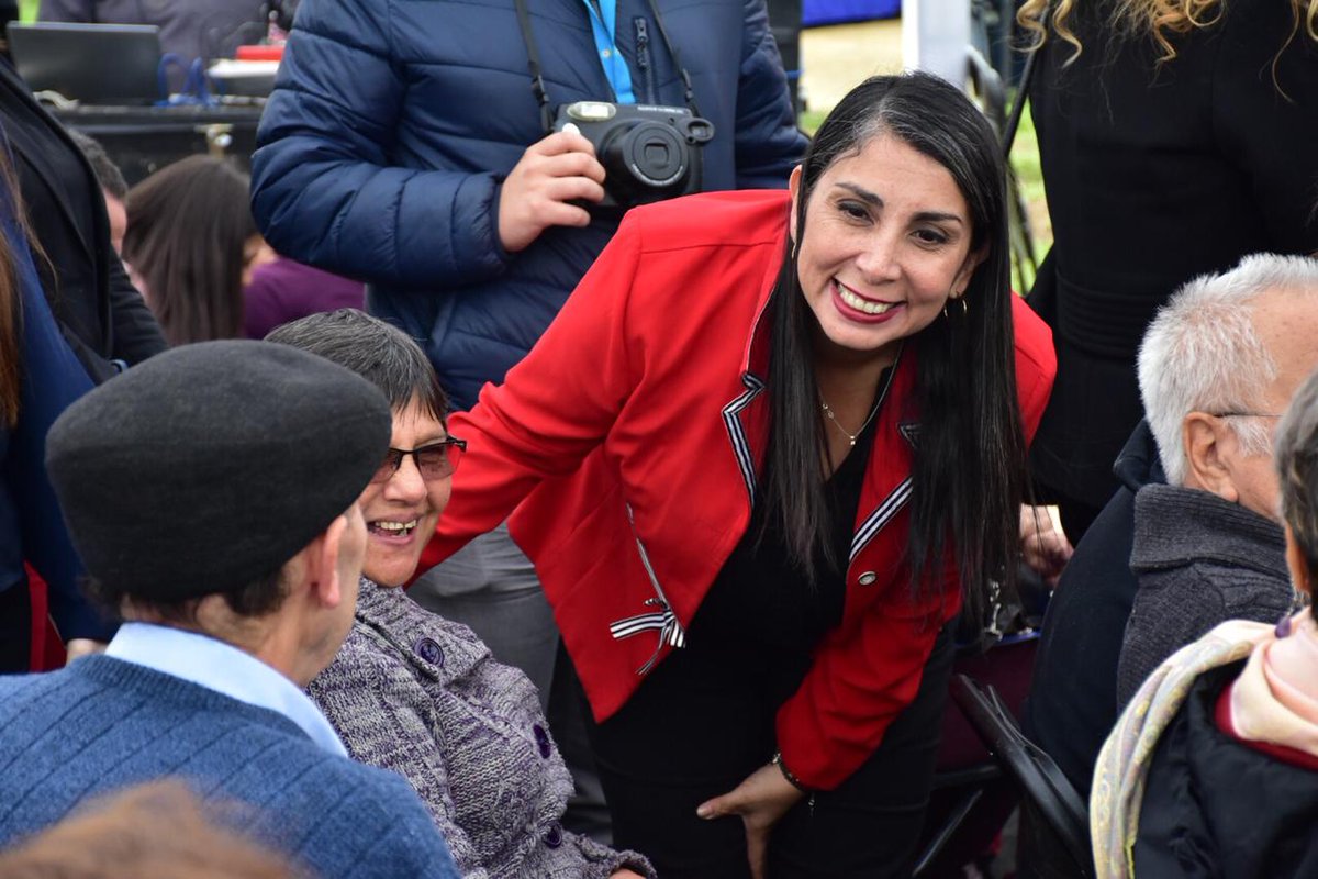 DPR_RM's tweet photo. Intendenta @KarlaEnAccion asiste a ceremonia de entrega de subsidios proyecto Las Tinajas a 390 familias de #LaFlorida. Estamos cumpliendo el mandato del Pdte @sebastianpinera de brindar viviendas dignas a nuestros vecinos de la #RMdeTodos #StgoLoCuidamosTodos https://t.co/W5HbJXs6sr