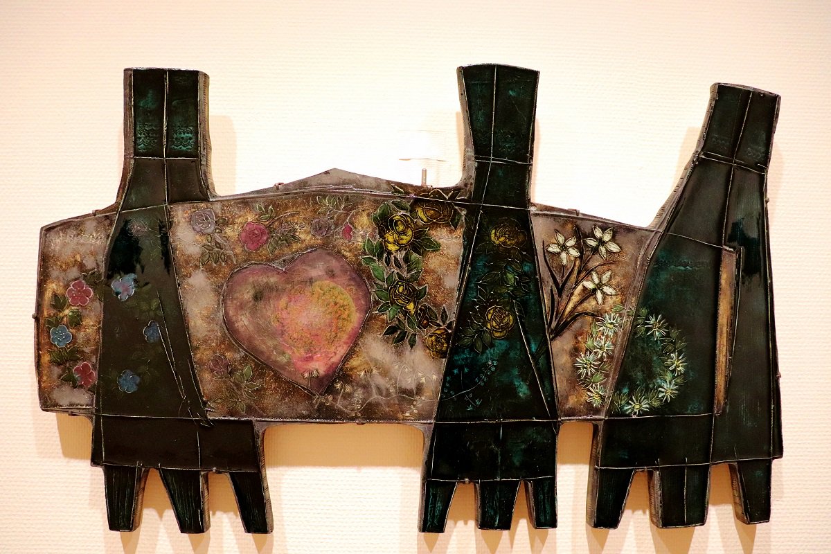 pascal_hpa's tweet photo. 6人の黒衣が可憐な花飾りの柩を担いでいる《お葬式》これが一番好き。展示タイトルにもなっている蝶の研究者だったブリュックの父フェリクスの死を嘆き、彼女自身の喪失感を表した作品だという。ハートの下に描かれた白い花リネア（リンネソウ）は、父が娘に与えた美しいミドルネーム"Linnea" である。 https://t.co/g9Pun0SsUU