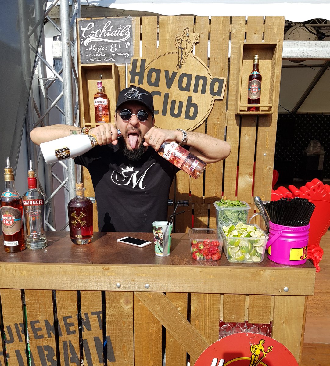 CharlieHyski's tweet photo. C'est l'heure du cocktail avec Maxwell Yums !!! #lemarquis_tv_tv https://t.co/arAKuISA2s