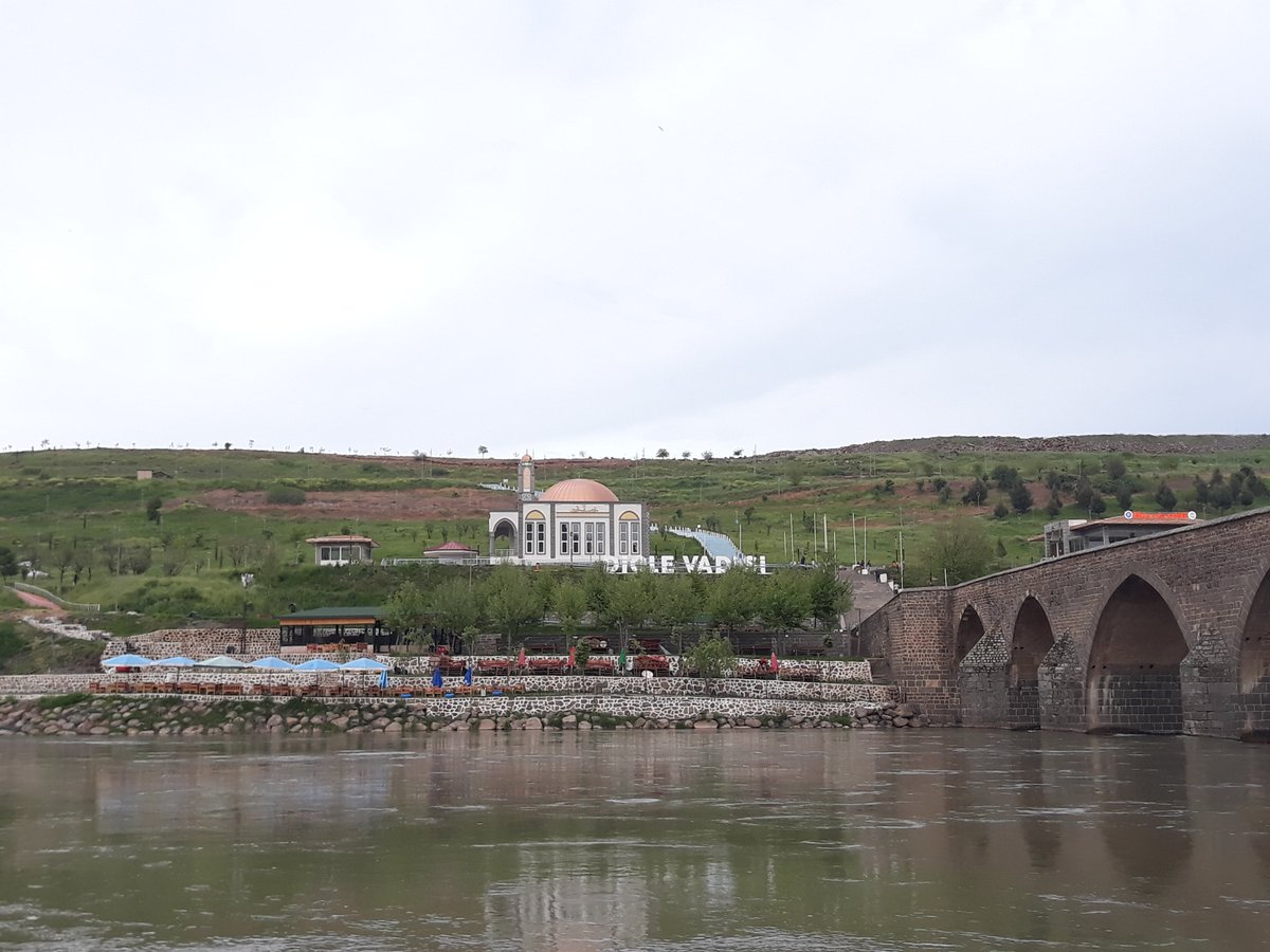 On gozlu kopru'nun, dicle vadisi'nin cektigi cile bitmiyor. bu nasil bir yapilasmadir. koprude davul zurna caliyor bir de... nehir sesiyle dinlenmek varken bu gurultuye maruz kalmak...