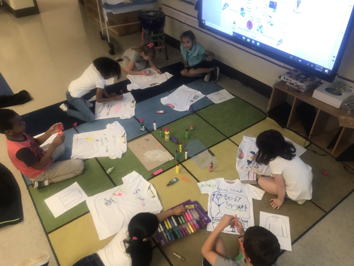 rach_dutton's tweet image. One of my fav culminating activities 🤗 First grade #huskypups are working on their #multipleintelligence tshirts 🖍the bonding 👏🏻 the convos 👏🏻 the creative thinking 👏🏻 This teacher ❤️ is happy #huskychat @CobbAlp #MondayMood