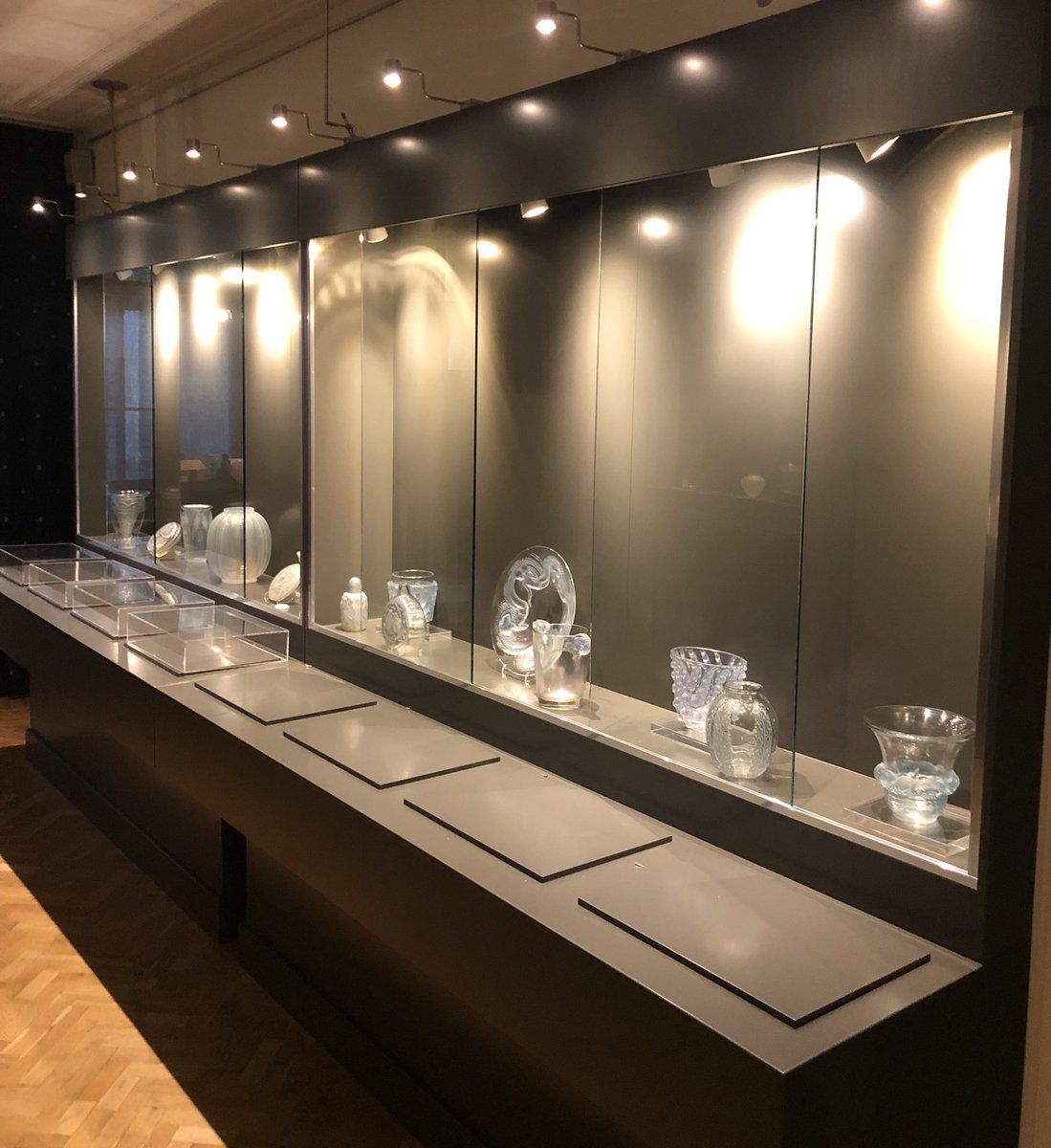 LaliqueMuseumNL's tweet photo. Voorbereidingen nieuwe tentoonstelling in volle gang - bezig met installatie van de kunstwerken - open vanaf 10 mei #lalique #artnouveau @dagjemuseum @totzondag #ddnk @Gem_Doesburg #KunstFans #glas https://t.co/WQTcyA5Hgn