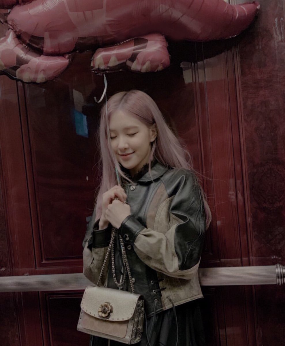 VOIDROSIE's tweet photo. im glad we had a chance to know such person as chaeyoung i think we can show her as an example to other people. she is playing such an important part in blackpink and bp wouldnt be blackpink without her #7YearsWithRosé https://t.co/ryYTHs8CYo