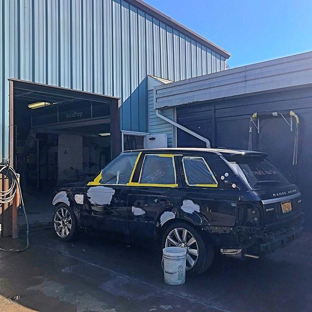 #RangeRover getting prepped and ready to be first in the #paintbooth this morning! #refinisherporn #paintprep #readysetgo #COUNTYLINEAUTOBODY #CCxCL #rangeroversport #landrover #suv #autobody #fenderbender #RRsport #luxury #timeless #axalta #axaltarefini… bit.ly/2H4I3wQ