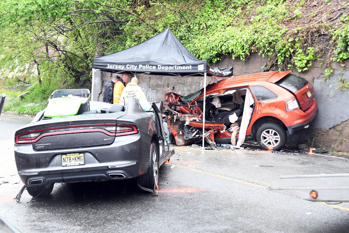jerseyjournal's tweet photo. One dead in head-on crash on Paterson Plank Road in Jersey City https://t.co/3Zh5fWb0pw https://t.co/V3HEXE7d0s