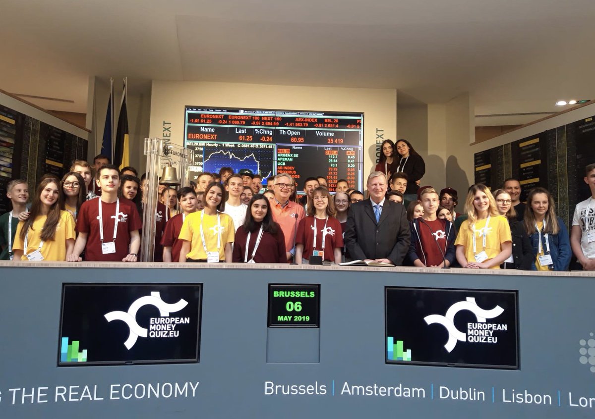 EdufinAEB's tweet photo. ¡Los 60 finalistas del concurso europeo de #EducaciónFinanciera se ponen la camiseta de la #EMQ19! Estos alumnos de 28 nacionalidades tocan todos juntos la campana de cierre de mercado de la Bolsa de Bruselas Euronext  @EBFeu @MoneyQuizEurope https://t.co/AvpA5Bq2B9