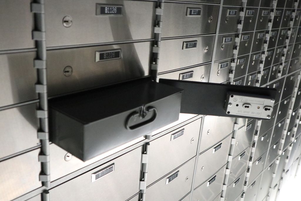 SafeHavenVaults's tweet photo. Safe Haven is the best place to keep your Valuables Safe While Traveling. Whether abroad, or just across town. Keeping your valuables at home can put your home at risk! Store in a secure, accessible Private Vault.  https://t.co/gftgP4k6vf 
#travelsafety #protection #safety https://t.co/Lr9NVEJ3V2