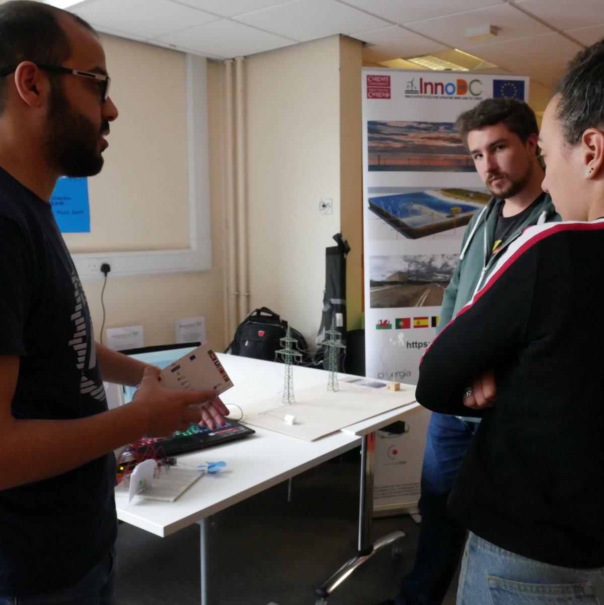 Inno_DC's tweet photo. @MotazAyyad @PinzanDavide @Windfarmer_zju created a wind-energy prototype, which they plan to develop for school teachers. They demonstrated it to engineering students and showed how to harvest renewable energy. #research #WindEnergy #H2020 @MSCActions @EU_H2020 @EUScienceInnov https://t.co/eNH3x8YjpS
