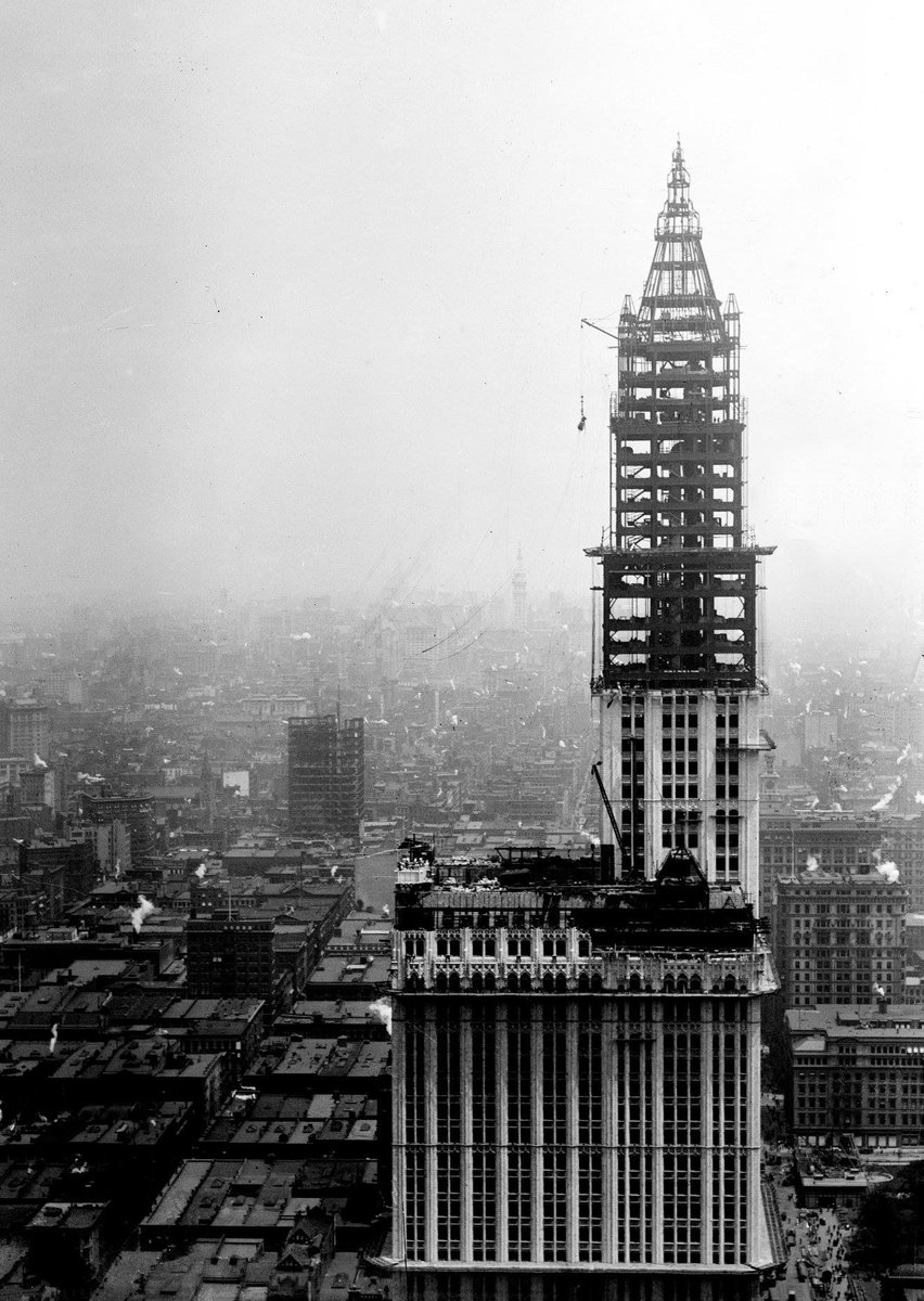 The Woolworth Building under construction, 1912. Photograph by Irving Underhill. #400yearsinmanhattan #nyc #nyctour #nychistory #woolworthbuilding #cathedralofcommerce