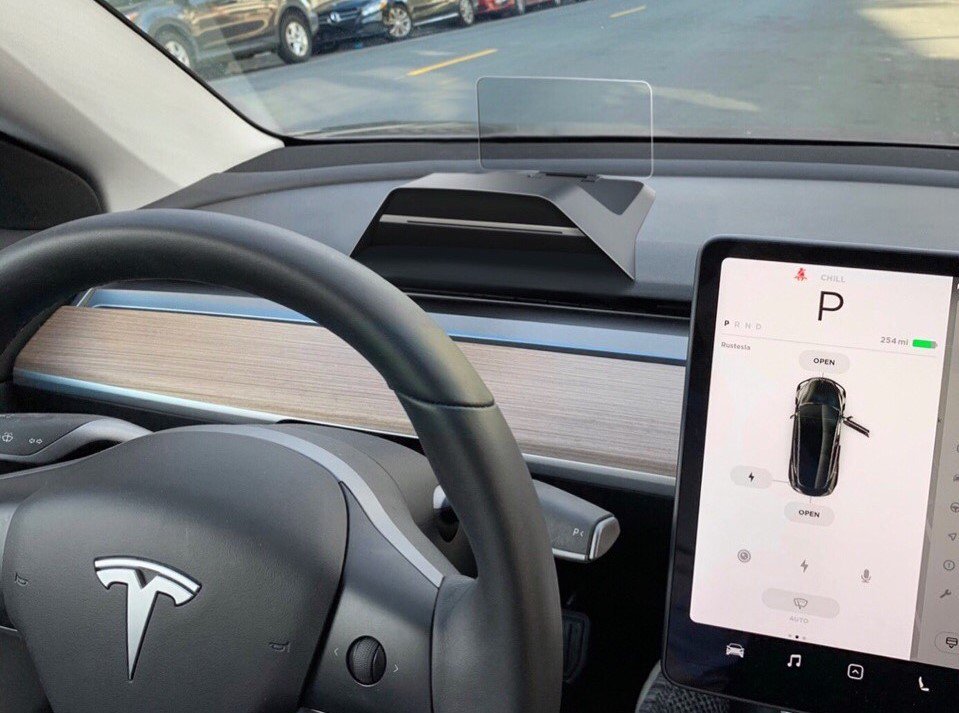 The special HUDWAY Drive perk for #TeslaModel3 (or the upcoming Model Y) owners who want to have a HUD on board.
The device will sit neatly on #Tesla dash (it's customized). The current price: $199. Learn more: igg.me/at/hudwaydrive