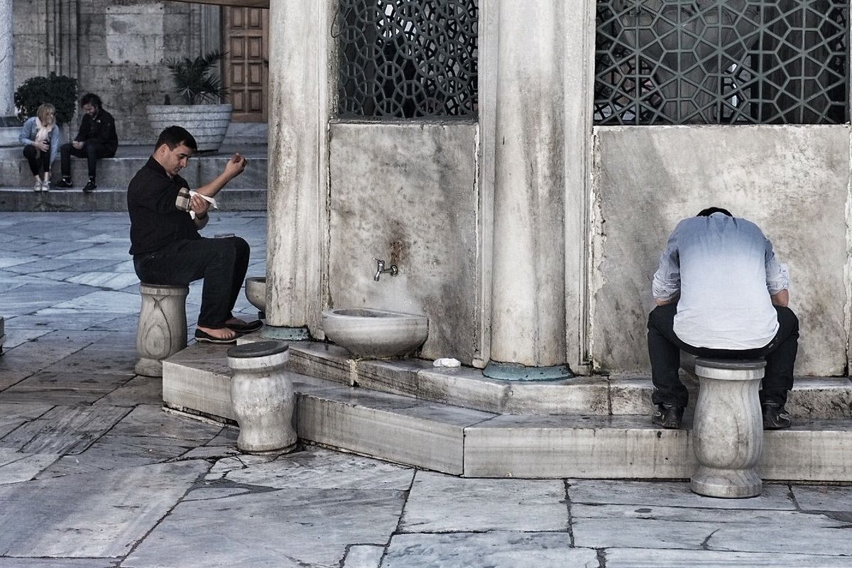 remeraphoto's tweet photo. Men doing ablutions before prayers.
Wish all my Muslims friends / followers a peaceful Ramadan
#RamadanMubarak #Muslims 
#islam #streetphotography #İstanbul #mosque #prayers https://t.co/5isL65nfiL