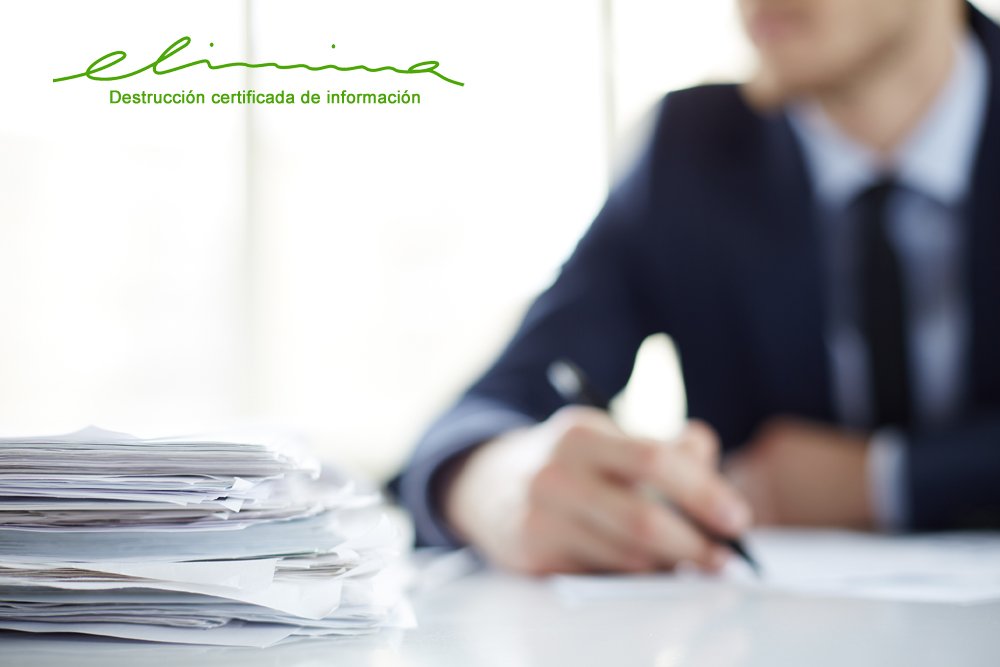 EliminaSL's tweet photo. No descuides la documentación en tu puesto de trabajo. 
Si quieres deshacerte de ella, asegúrate que lo haces cumpliendo la normativa. 
¡Contacta con #Elimina para una destrucción con garantías!
#DestrucciónDeDocumentos #ProtecciónDeDatos #DatosPersonales #LOPD #FelizSemana https://t.co/TwmlJxR6Eb