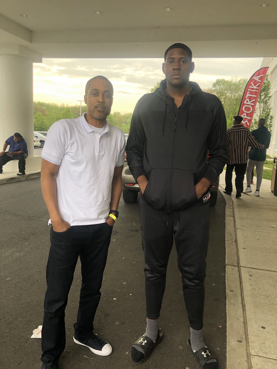 CoachRobWright1's tweet image. Former NBA PG Rod Strickland and Darius Miles out in NJ at he UAA session 3 Big Fella had a very good showing.