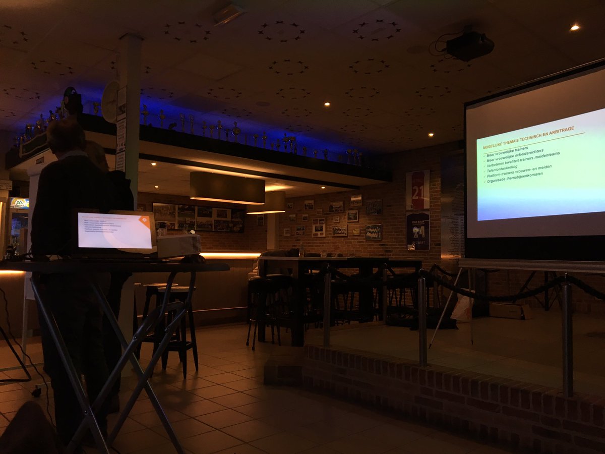 BrendaVZ's tweet photo. Interessante avond over de ontwikkelingen in het meisjes en vrouwenvoetbal in de regio met @JozefvdVooren https://t.co/ZUOF1jtDHc