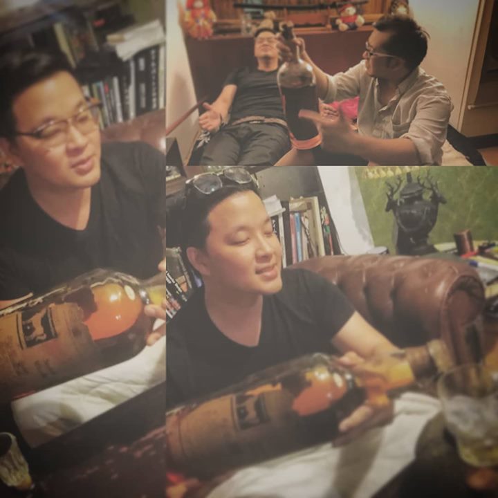 ake147's tweet image. เทเข้าๆ​ น้องชวนมาดื่มแบบเหงาๆเคล้าเหล้าขวดใหญ่ใครว่างก็มาจอยได้นะคับ​ #กรีนเวฟกับความรู้สึกดีๆ​  #มีทแอนด์กรี๊ด   #เบาเบา​  Teddy saya