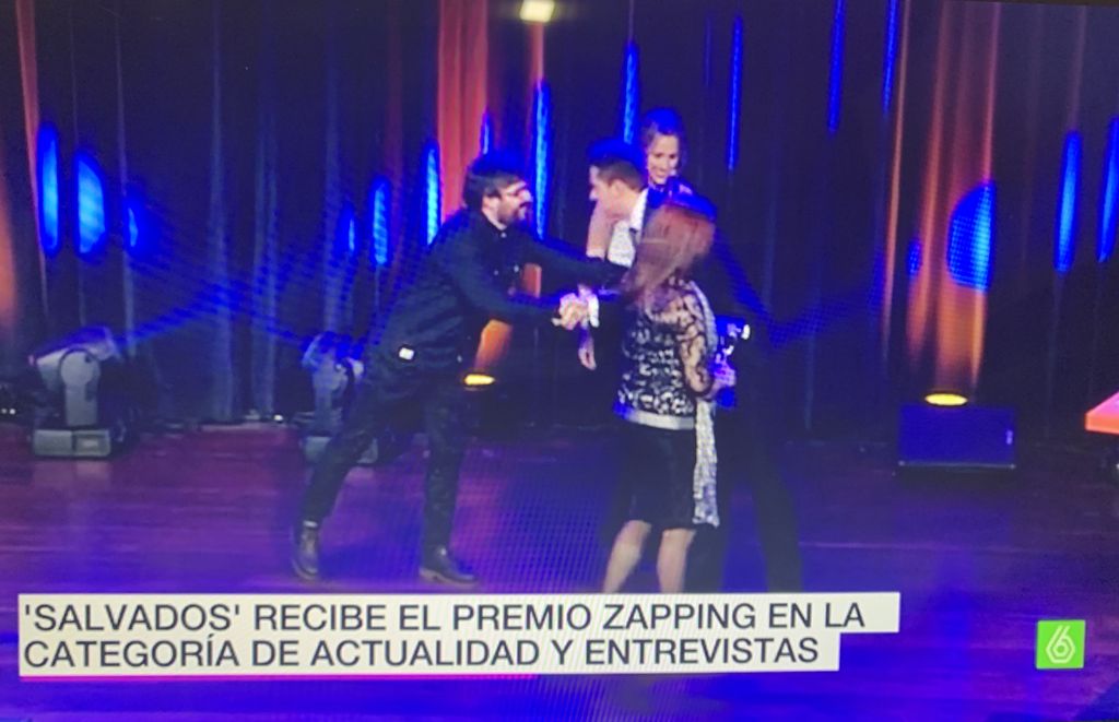 angelponstv's tweet photo. Enhorabuena @jordievole por tu trabajo en @salvadostv 😀 y muchos ánimos en tu nueva etapa! 💪 Fue un honor poder entregarte el merecido #premioZapping de @Telespectadors 📺. Seguro que caerán más 😉. Y muchos ánimos también @a_lo_gonzo. https://t.co/mENkawt38H