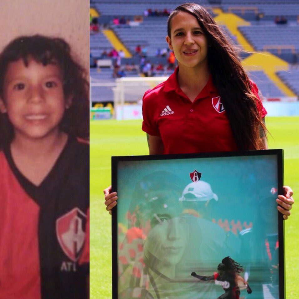 fabibarramx's tweet image. Un día te toman una foto con la playera del Atlas y al otro te toman una foto siendo la goleadora del Atlas. 11. 🔴⚫️