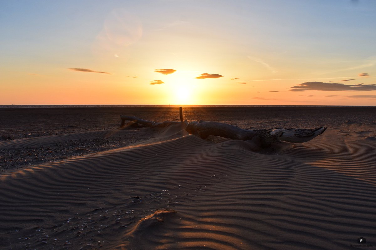 harmotography's tweet photo. Back to my roots shooting at the #beach this #BankHolidayWeekend 
@NTFormby @FormbyBubble @StormHour @itvweather @BBCWthrWatchers @nationaltrust #sunset #clouds #weather #northwest https://t.co/NY4LItoWuM
