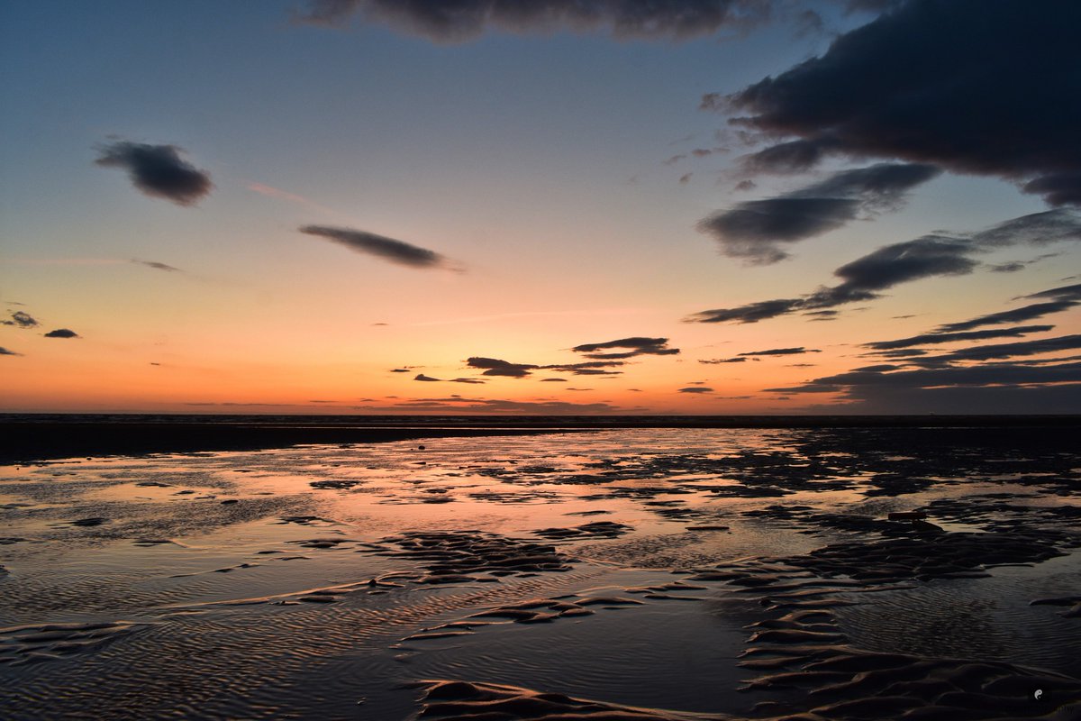 harmotography's tweet photo. Back to my roots shooting at the #beach this #BankHolidayWeekend 
@NTFormby @FormbyBubble @StormHour @itvweather @BBCWthrWatchers @nationaltrust #sunset #clouds #weather #northwest https://t.co/NY4LItoWuM
