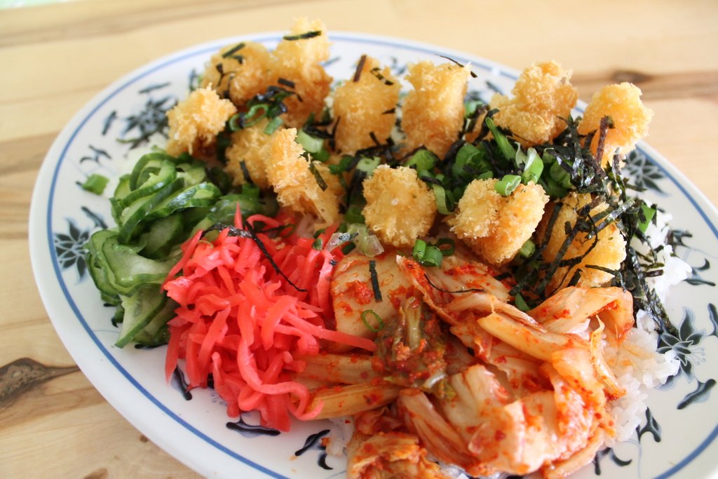 Mondays are better with our Ebi Ebi Meshi. Tempura fried shrimp, jasmine rice, cucumber, green onion, nori, beni shoga and million dollar sauce 🍤🍚