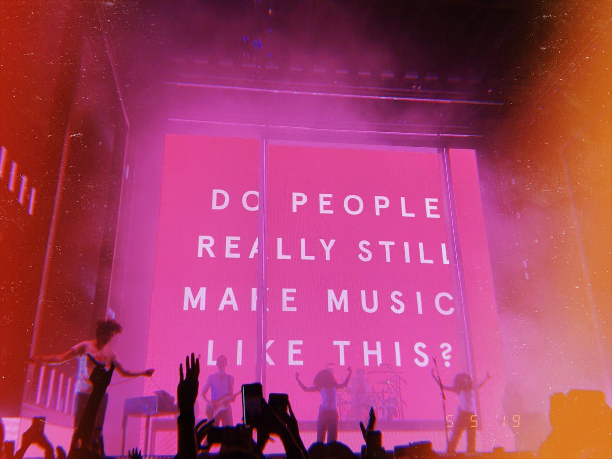 lasa11e's tweet photo. Brilliant night with @no_rome @palewaves and @the1975 Swipe for yeehaw Matty š¤š¤ @jamieoborne #austin360amphitheater #norome #palewaves #the1975 https://t.co/ayL3O4EY6M