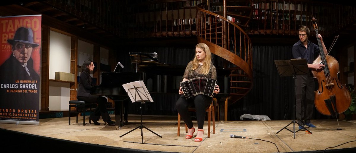 Vrijdag 3 mei genoten meer dan 70 bezoekers van een bijzonder voorjaarsconcert in de kloosterbibliotheek van Wittem. In samenwerking met festival Tango Brutal uit Heerlen, speelde Roffa Tango Trio uit Rotterdam hedendaagse tango muziek.