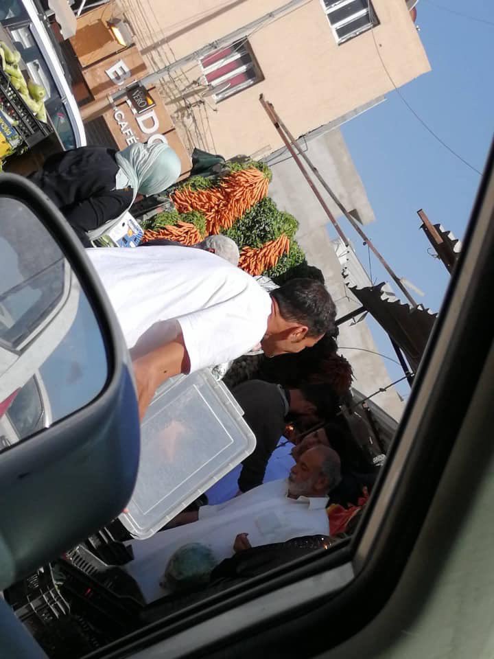 Onlyllibya's tweet photo. الشاب هذا اسمه " عزيـز " الله يبارك فيه ويفتحها قدامه يساعد في الولاد الصغار اللي قدام محـل الخُضـرة بش يبيعوا بوريكهم ويساعد في العُمال بش ينزّلوا خُضرتهم ويساعد في الشيابين في توصيل الخُضـرة للسيارة ، الإبتسامـة ما تفارقه وجهه، الأخوّة حلـوة بين شباب بلادي ، الشرقيـة جنب الجامع https://t.co/1YfMWOtfMB