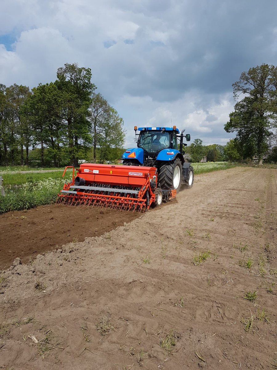Vandaag zijn onze akkerranden ingezaaid met #bloemenmengsel. Mooi voor de #biodiversiteit, 🐝, passanten en natuurlijk onszelf! 
Dit is mede mogelijk door de plus die we ontvangen op het melkgeld, vanuit de #PlanetProof zuivellijn van FrieslandCampina en de pilot #Landvanwaarde
