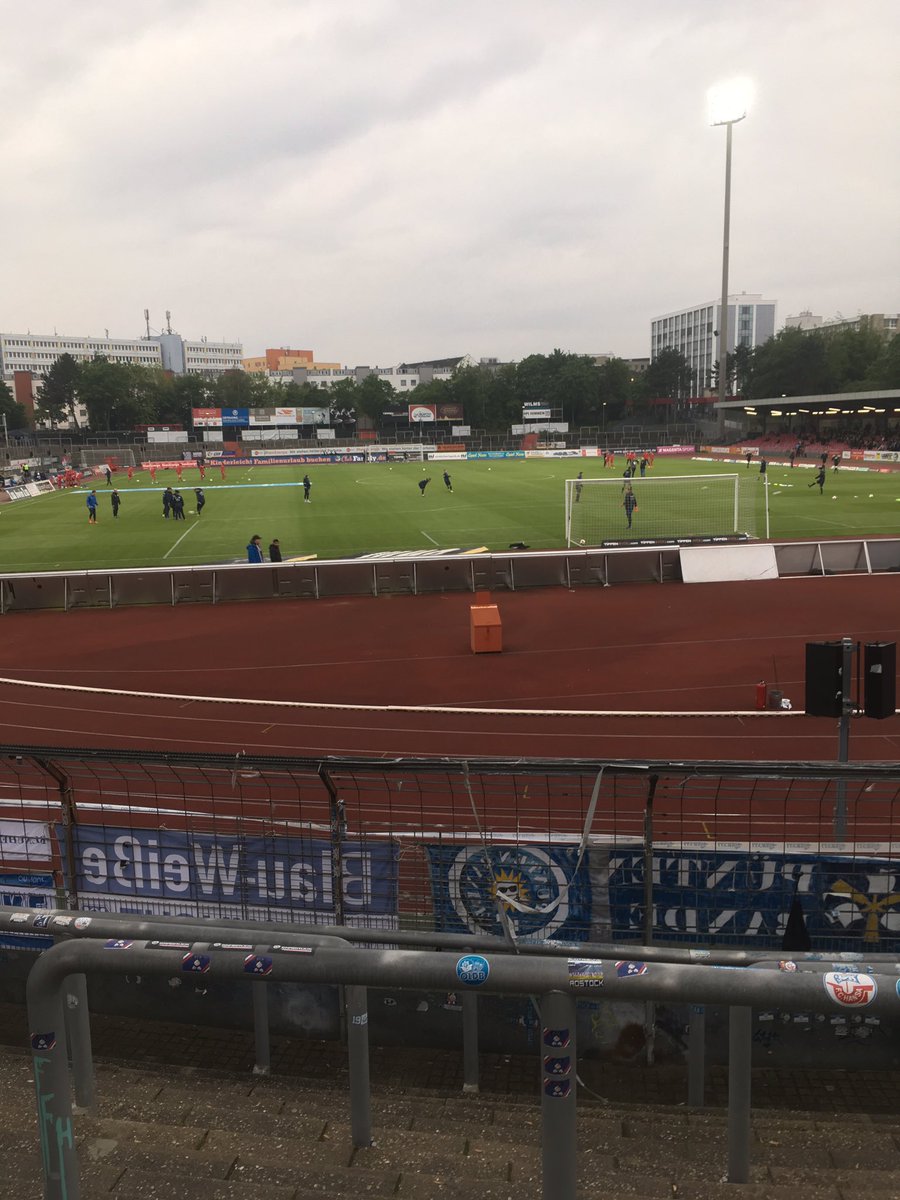 strafraumeck's tweet photo. Lieber verregnet im Gästeblock als überdacht da hinten. 💪⚽️ #FORSVM // @luca_lubbi https://t.co/wt5ETlepCT