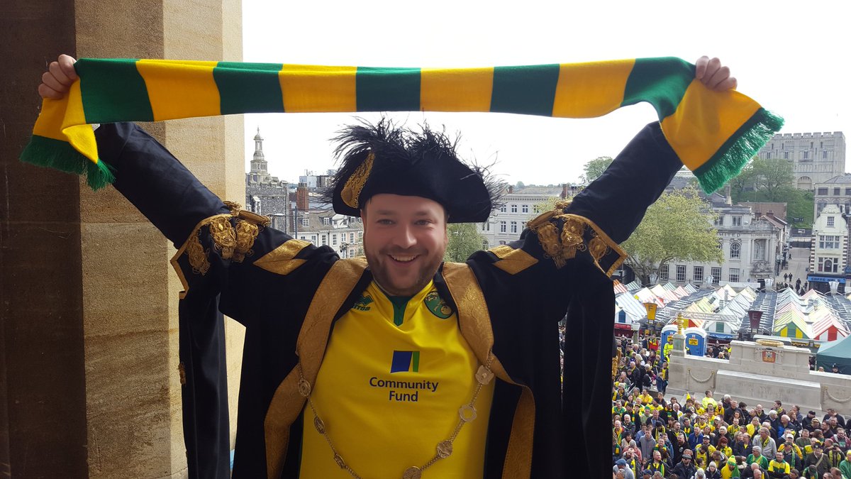 What a day with the @NorwichCityFC players and coaching staff. Honoured to be Lord Mayor of #Norwich this year, (even if my authority was usurped for a moment...)
@EDP24
@EveningNews @BBCLookEast @radionorwich @BBCNorfolk @mrjakehumphrey @NorwichCC