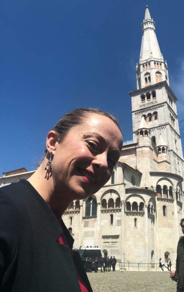 GiorgiaMeloni's tweet photo. Alle mie spalle il magnifico Duomo di #Modena e la Ghirlandina. #FratellidItalia andrà in Europa per difendere l'identità italiana da chi vorrebbe cancellarla o nasconderla eliminando (o coprendo) i simboli che la rappresentano.
#VotaItaliano #VotaFDI 🇮🇹 https://t.co/jfwQiBBaaP