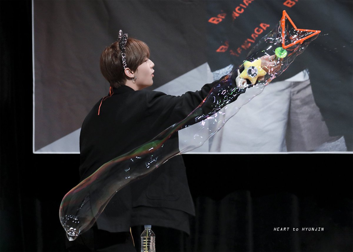 Heart_toHyunjin's tweet photo. 190501 부산 팬싸 HQ 

으쓱으쓱 비누방울 잘분다 

#StrayKids #Hyunjin #HYUNJIN #스트레이키즈 #황현진 #스키즈 #현진  @Stray_Kids https://t.co/huSMQzi63s
