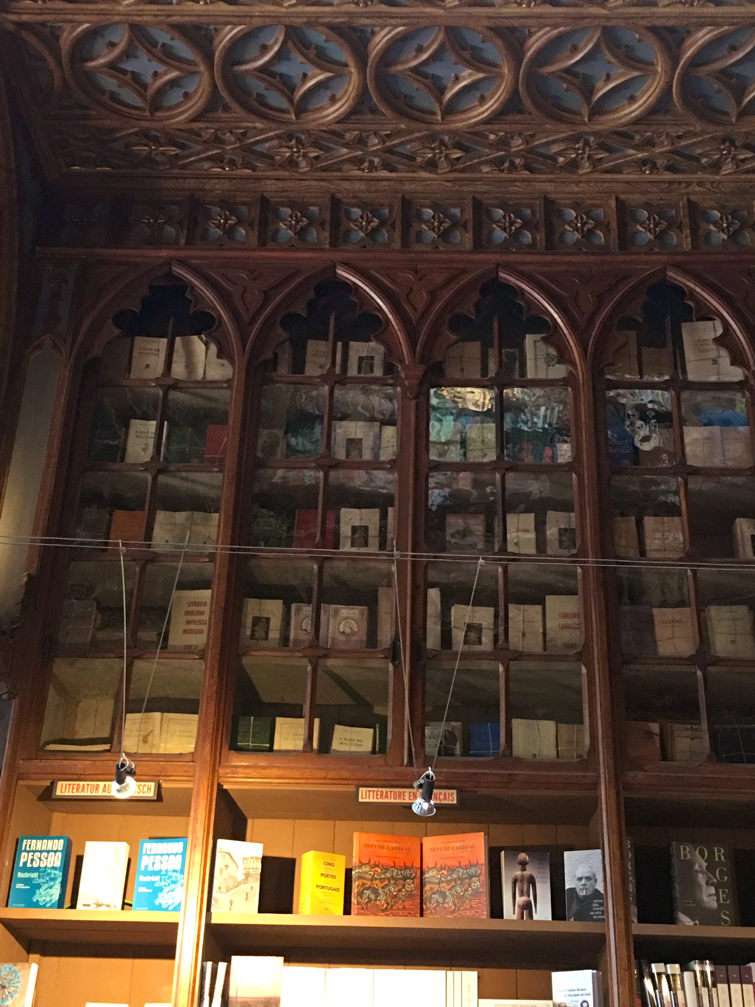サハイ バックパッカーに戻りたい 世界一美しい本屋さん Livraria Lello 5 のバウチャー兼入場券を購入すると入れます 中央の螺旋 階段や天井の彫刻 教会の窓のような本棚 うっとり ハリーポッター 好きなのにポルトにロケ地となった本屋があるとは