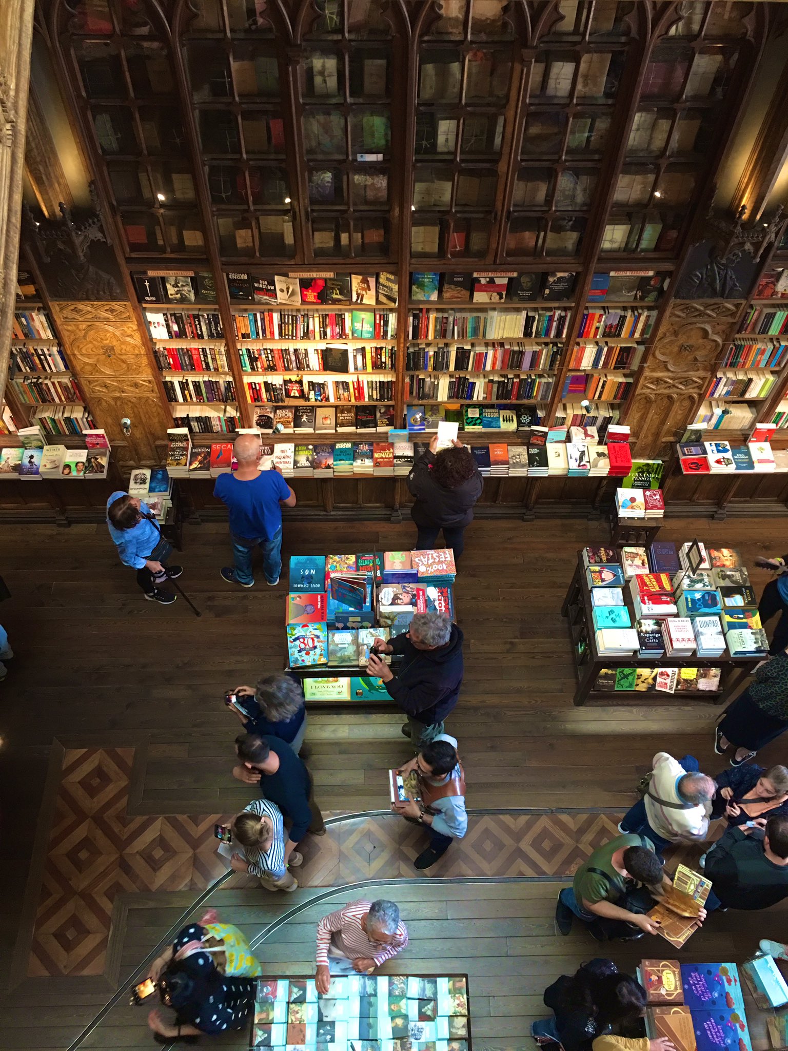 サハイ バックパッカーに戻りたい 世界一美しい本屋さん Livraria Lello 5 のバウチャー兼入場券を購入すると入れます 中央の螺旋 階段や天井の彫刻 教会の窓のような本棚 うっとり ハリーポッター 好きなのにポルトにロケ地となった本屋があるとは
