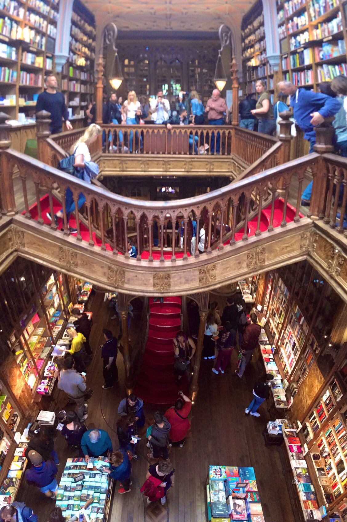 サハイ バックパッカーに戻りたい 世界一美しい本屋さん Livraria Lello 5 のバウチャー兼入場券を購入すると入れます 中央の螺旋 階段や天井の彫刻 教会の窓のような本棚 うっとり ハリーポッター好きなのにポルトにロケ地となった本屋があるとは