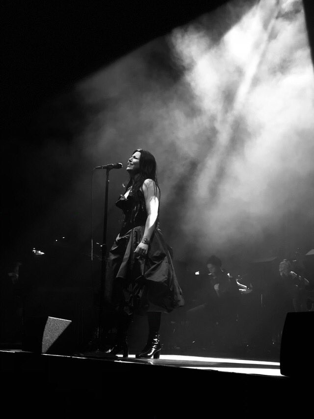 ev_freya's tweet image. Three incredible photos of @AmyLeeEV  I captured last year at the London show. You can really see the pure and raw emotion that goes into her performances.