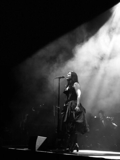 ev_freya's tweet image. Three incredible photos of @AmyLeeEV  I captured last year at the London show. You can really see the pure and raw emotion that goes into her performances.