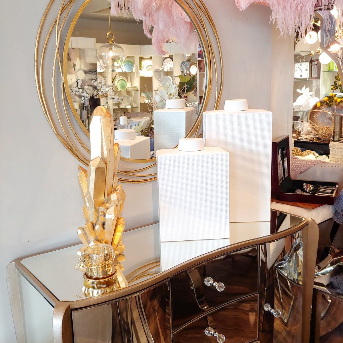Reflective services and are a great option for making a small space appear bigger and why not make the space stylish too.⠀⠀⠀⠀
#designtips #homedecorideas  #decorativemirror #reflectivesurfaces #interiordesign #goldaccents