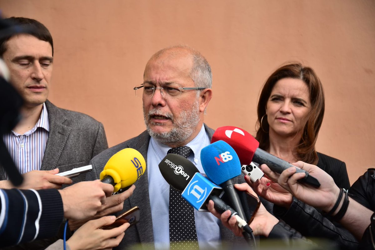 📡<a href="/FranciscoIgea/">Francisco Igea Arisqueta</a> "Debemos homogeneizar las tasas universitarias y crear una EBAU única para resolver el problema de la desigualdad de acceso a la Universidad, aspectos que #Cs va a exigir a cualquier partido que quiera colaborar en el cambio en esta Comunidad" #VamosCiudadanos