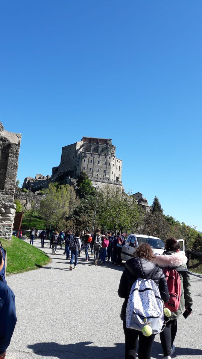 Denise_gioco's tweet photo. @Ic_Viguzzolo Ecco i ragazzi delle classi prime scuola secondaria in Val di Susa. Sul cucuzzolo del Monte Pirchiriano, si trova la Sacra di San Michele, un monastero costruito intorno al X secolo per dare accoglienza ai viaggiatori che percorrevano la Via Francigena https://t.co/dRNtPWKsPR