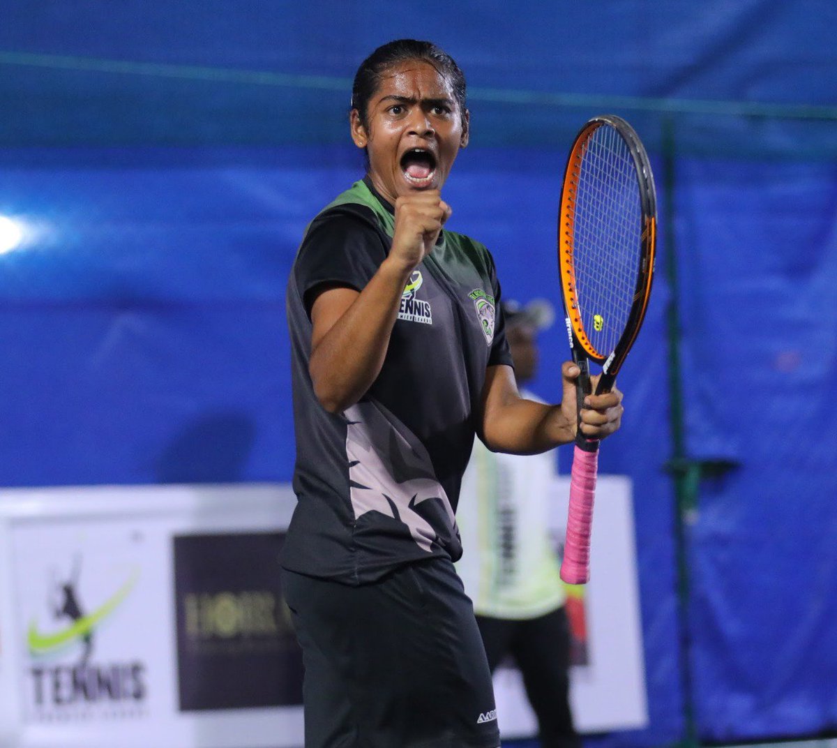 Bhakti Shah from @tplblackpanther keeping her and the teams’ spirit strong on the court 🎾 
#TennisPremierLeague #TPL #BlackPanther