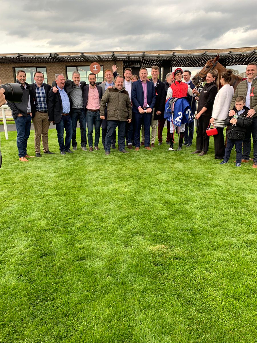 The concluding big-field 1m handicap goes to Red Tea for owners Capel Street Syndicate🏆🏇 <a href="/JosephOBrien2/">Joseph O'Brien</a> with <a href="/donnacha_obrien/">@dobbrien</a> #NewCurragh #TheCurragh