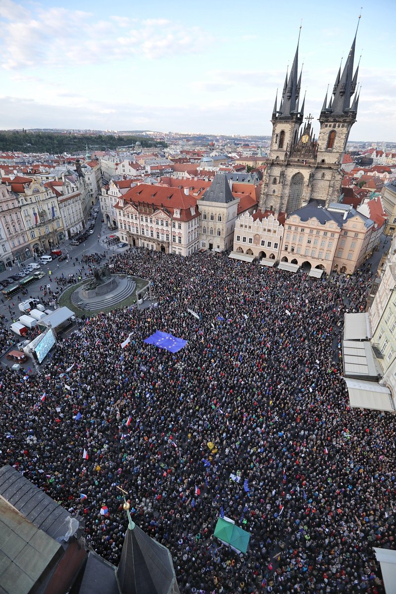 jakub_plihal's tweet photo. Staroměstské náměstí plné lidí právě teď požaduje demisi Benešové a spravedlivou justici. Přišlo o dost víc lidí než před týdnem. @Aktualnecz @milionchvilek #praveted #babis https://t.co/Au78tCVwqS