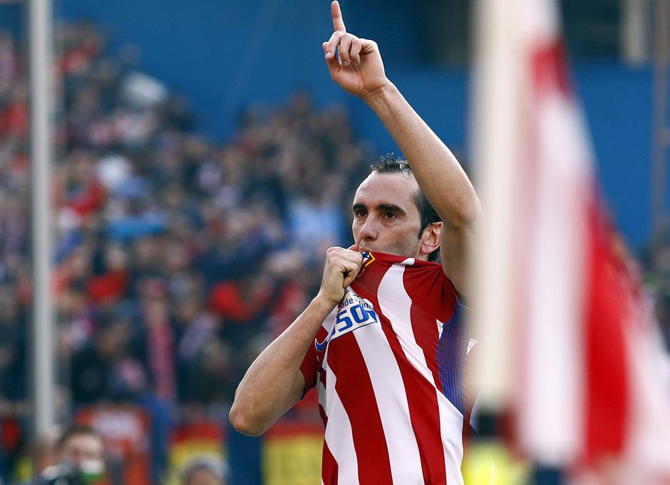 Godín se besa el escudo tras marcar un gol con el Atlético (Foto: ATM).