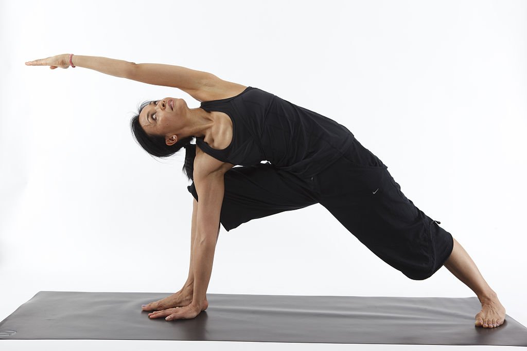 YogisimaES's tweet photo. La #postura del ángulo lateral extendido o también conocido en su nombre original como Utthita Parsvakonasana es la postura de #yoga que se inicia con el Virasana, conocida como la postura del héroe. #yogisima
https://t.co/E5GO5AqANb https://t.co/kbNF4pX8ts