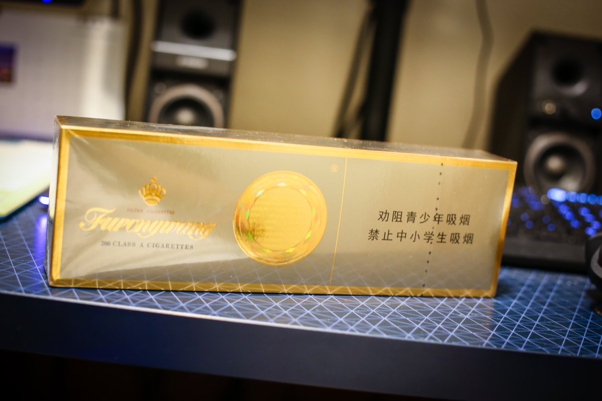 中国の後輩から芙蓉王(Furongwang)を貰った。湖南省のタバコで、これは